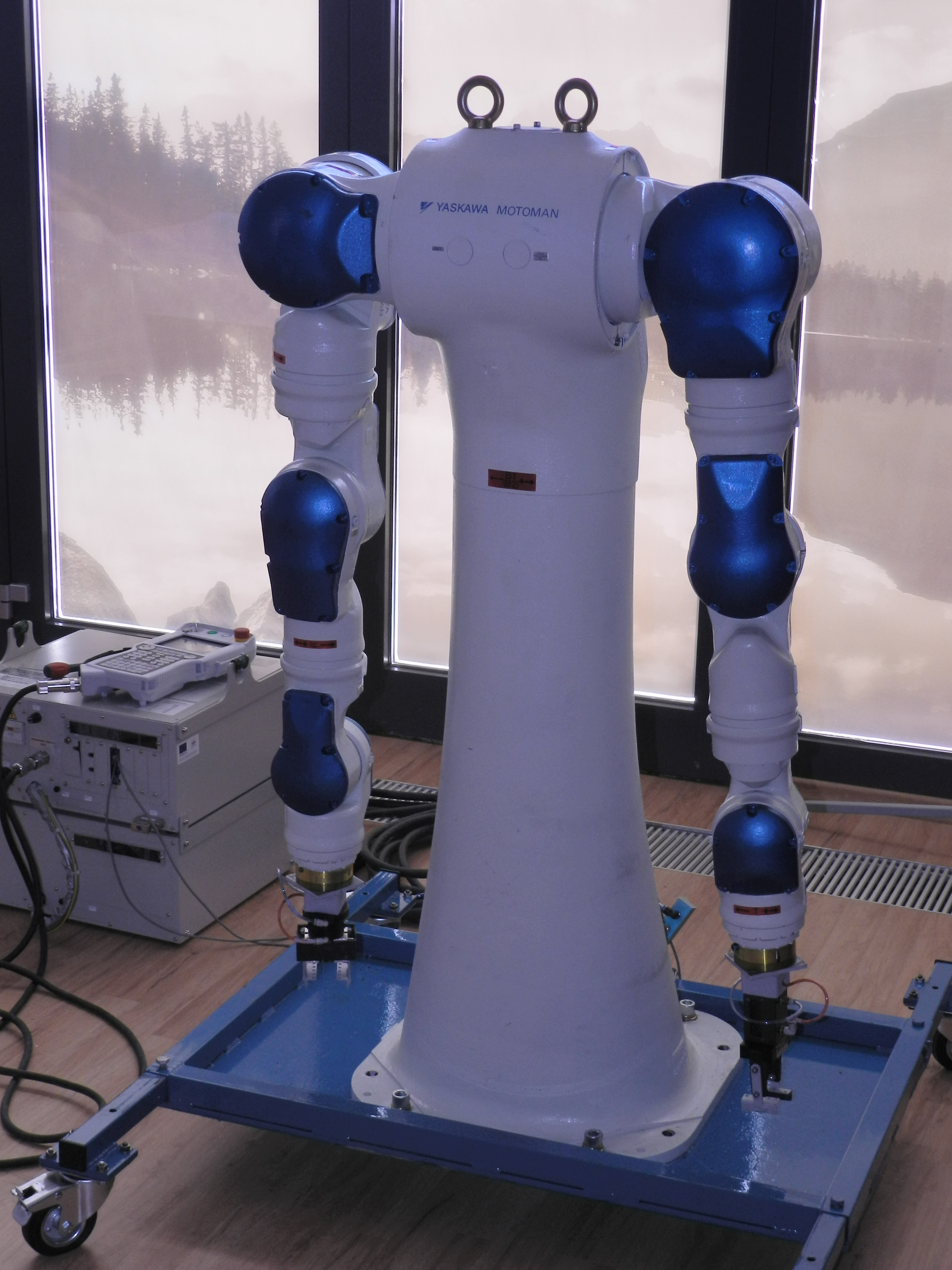 Obr. 2 Dvojramenný robot Yaskawa Motoman